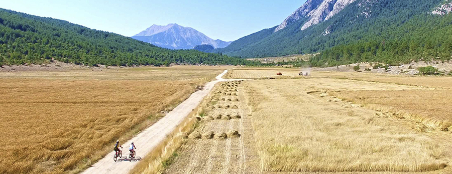 Un viaje interminable de exuberantes bosques, ciudades históricas y costas turquesas... así es recorrer La Riviera Turca en bicicleta